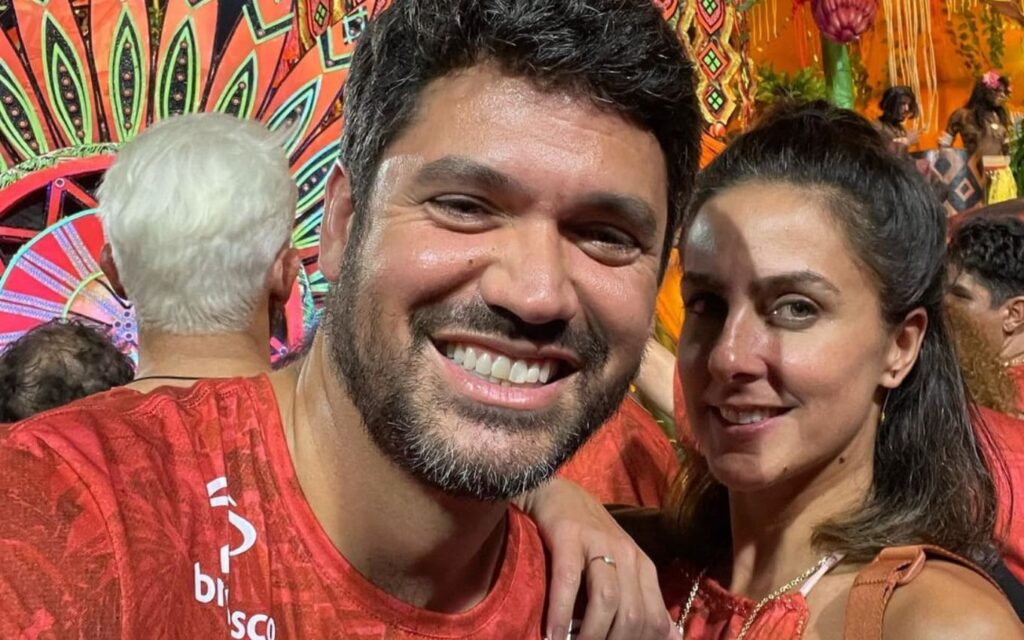 Carol Barcellos e Marcelo Courrege surgem juntinhos após início de