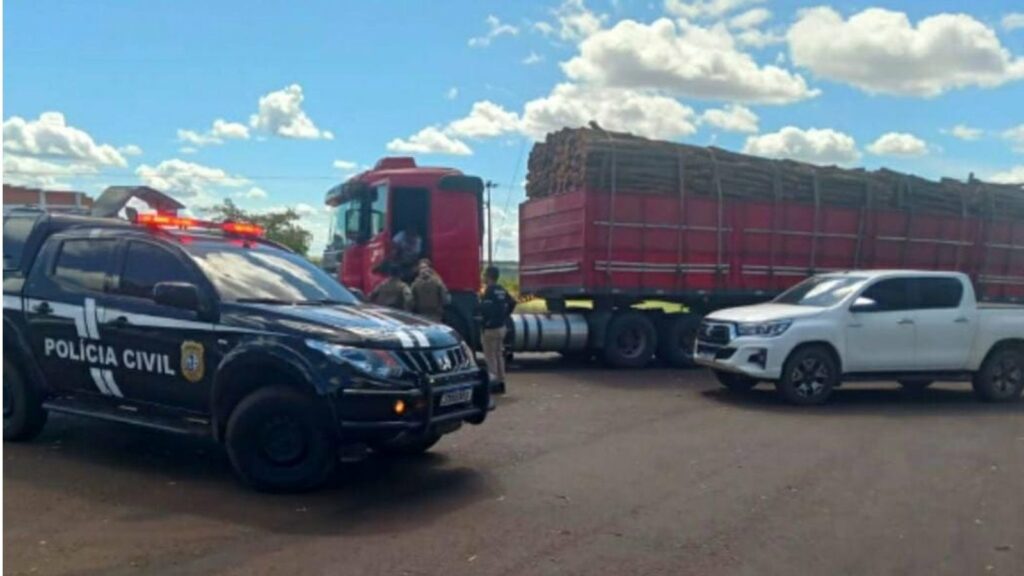 Carreta que transportava madeiras acima do permitido é apreendida no