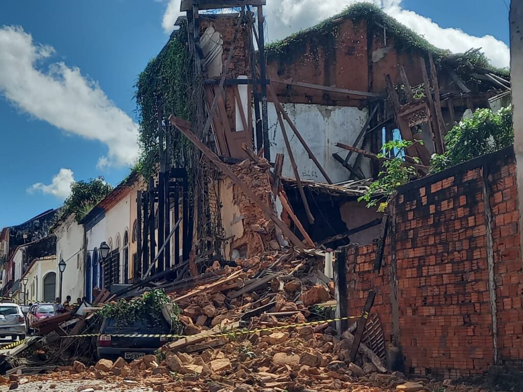 Casarão desaba e atinge carro no Centro Histórico de São