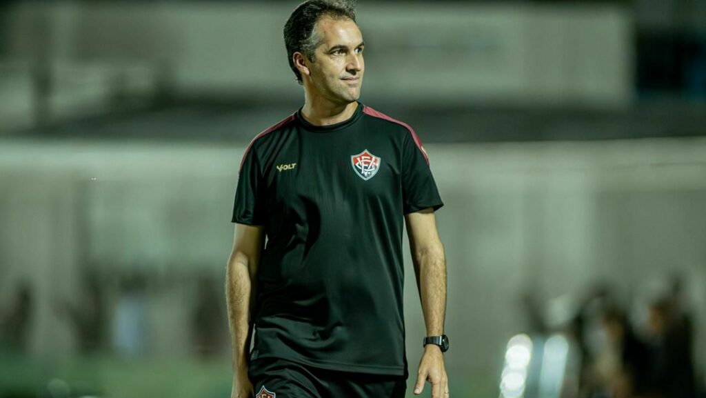 Ceará oficializa contratação do técnico mineiro Léo Condé, ex-Vitória