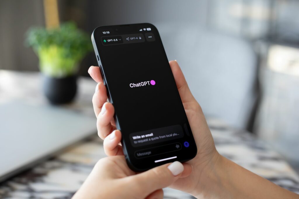 ChatGPT no iPhone poderá ser usado em segundo plano enquanto