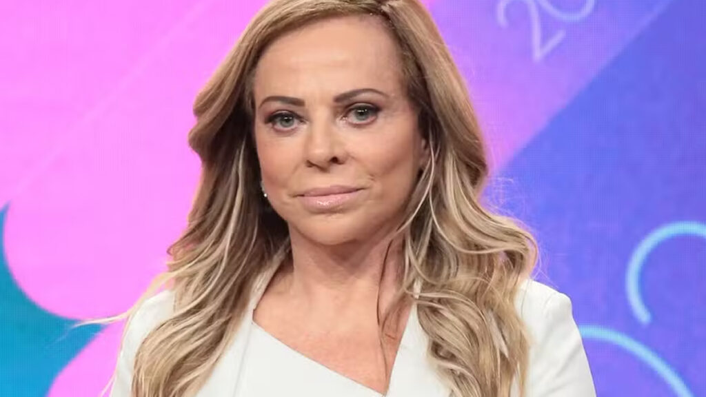 Christina Rocha dá com a língua nos dentes e expõe