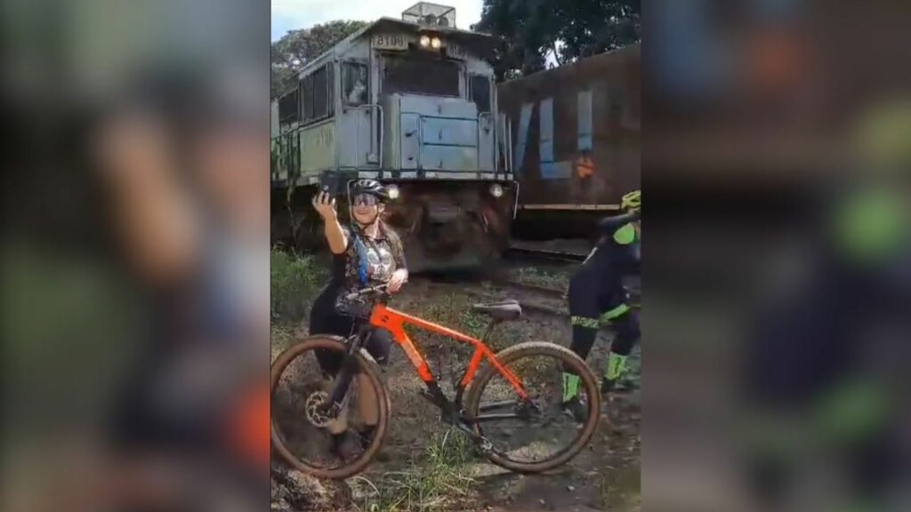 Ciclista é atingida por trem durante tentativa de selfie em