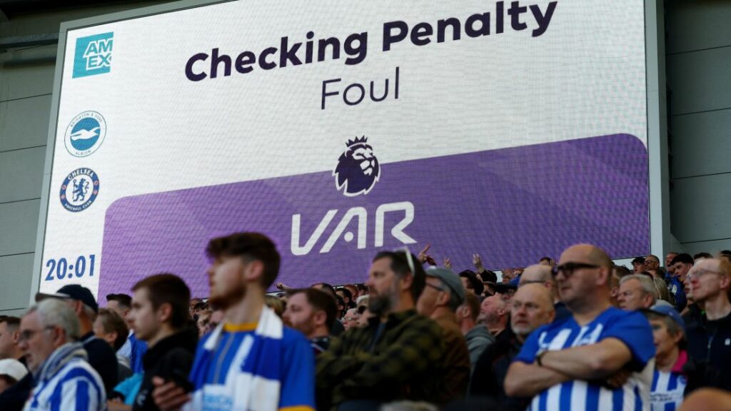 Clubes da Premier League votam, e VAR será mantido; apenas