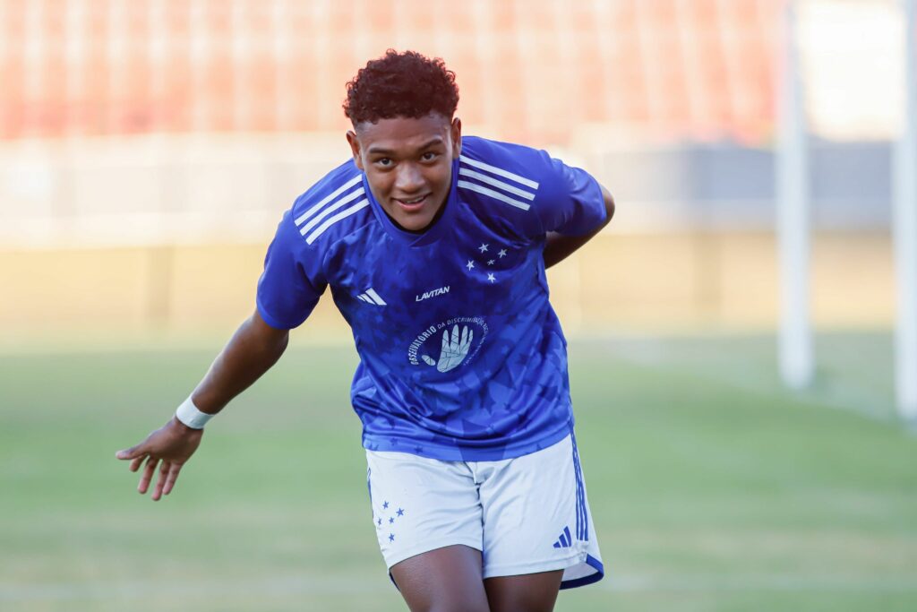 Com direito a hat-trick, Cruzeiro goleia Corinthians e dá salto