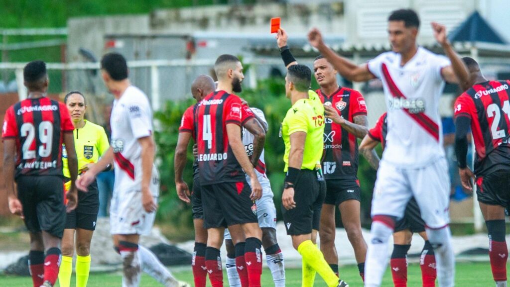 Com dois a menos, Vitória perde pro Atlético Goianiense em