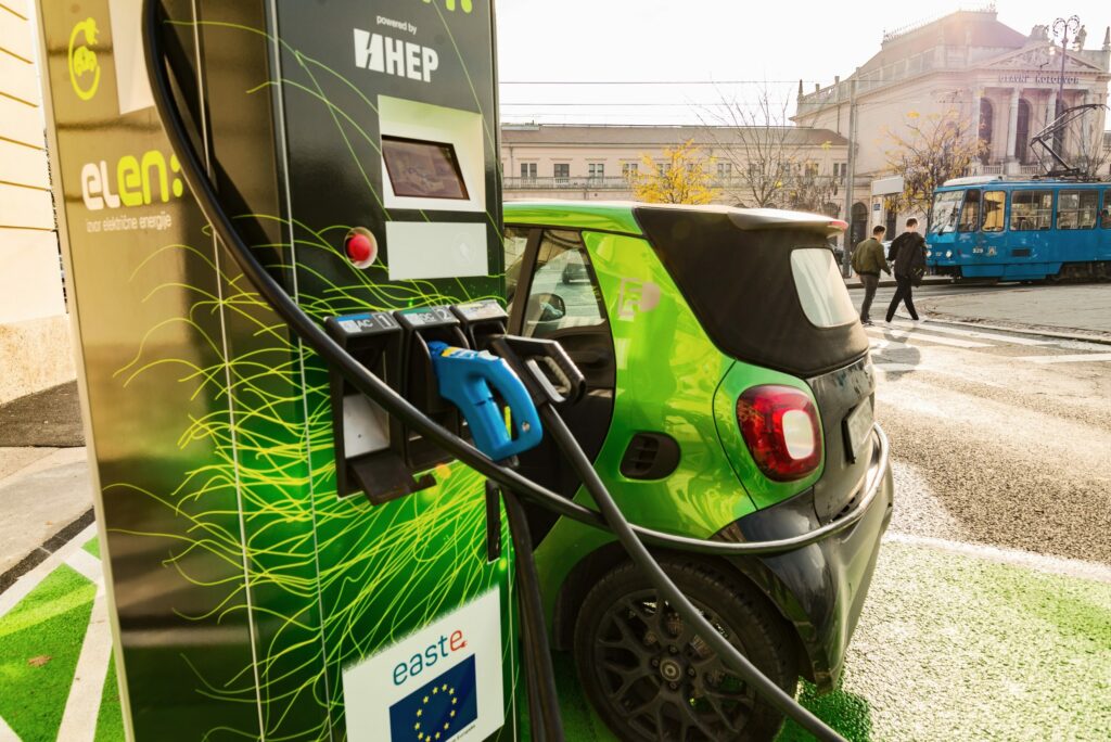 Como funciona a instalação de carregador de carro elétrico em