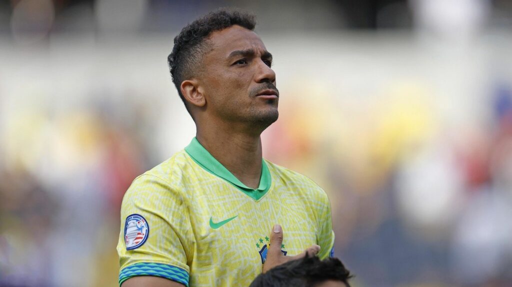 Danilo, capitão da Seleção, discute com torcedores e é contido