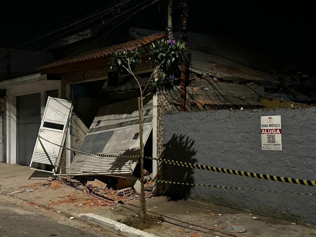 Desabamento deixa feridos e interdita casas na zona leste de