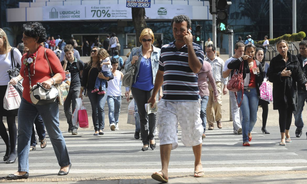 Desemprego recua para 7,1% e atinge nível mais baixo dos