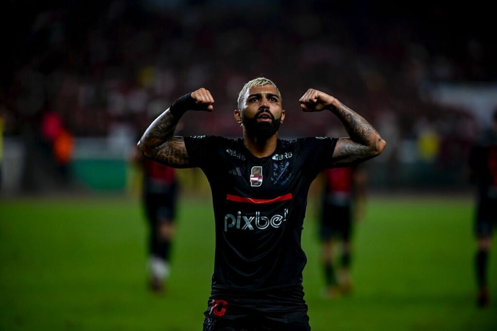 Edmundo diz que Vasco deveria procurar Gabigol, do Flamengo: “Precisa