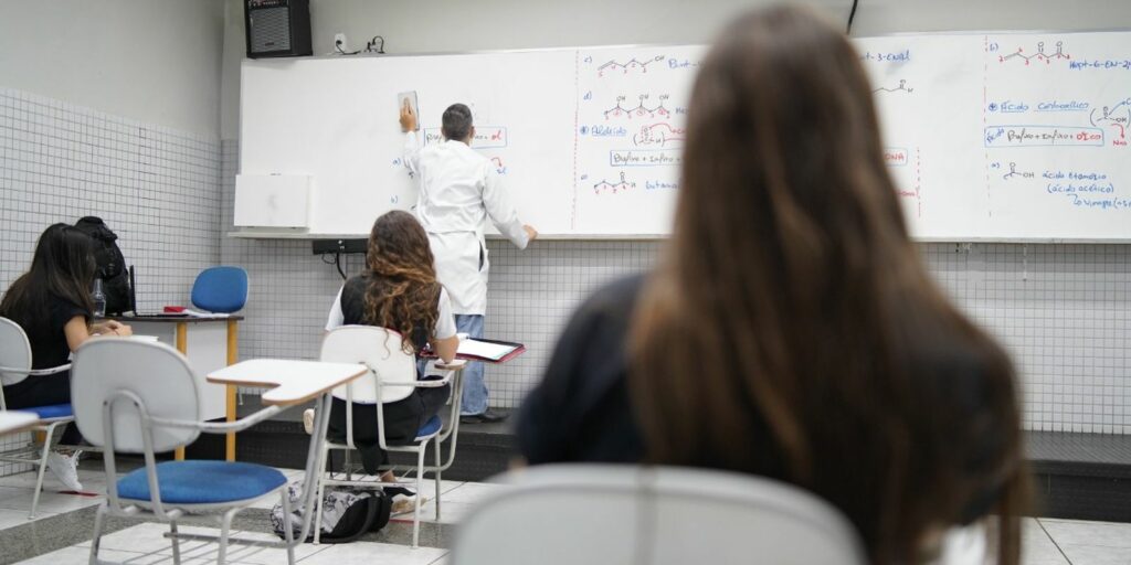 Ensino médio pode ter maior carga horária, prevê relatório de