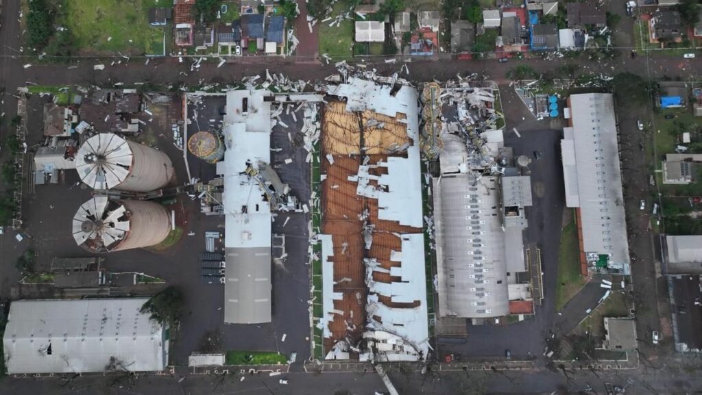 Escolas, estabelecimentos e postos destelhados: microexplosão atinge cidade do RS