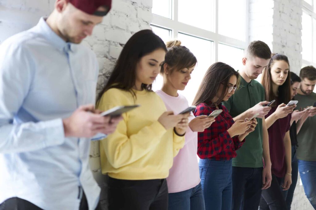 Exposição excessiva à internet pode alterar química cerebral em jovens