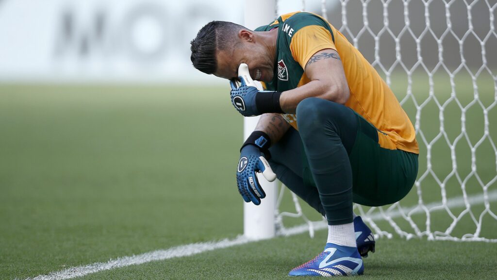 Fábio tem mal-estar e vira dúvida para Cruzeiro x Fluminense