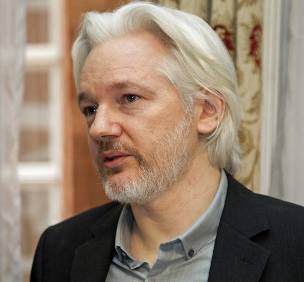 Fundador do WikiLeaks, Julian Assange se declara culpado e deixa