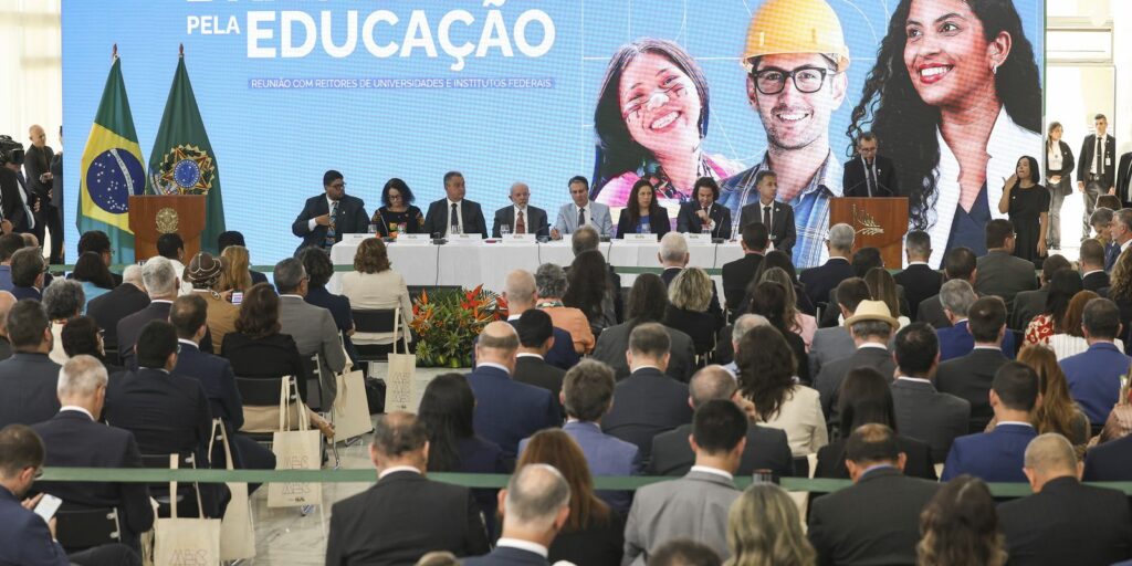 Governo anuncia R$ 5,5 bi para obras e novos campi