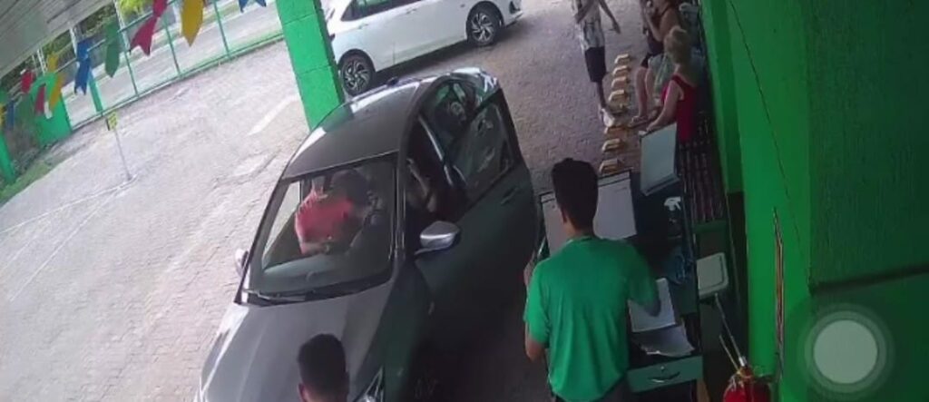 Homem agride namorada em locadora de veículos e é preso