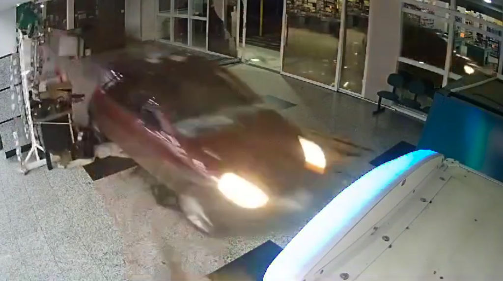 Homem invade mercado com carro em SC para perseguir ex-companheira