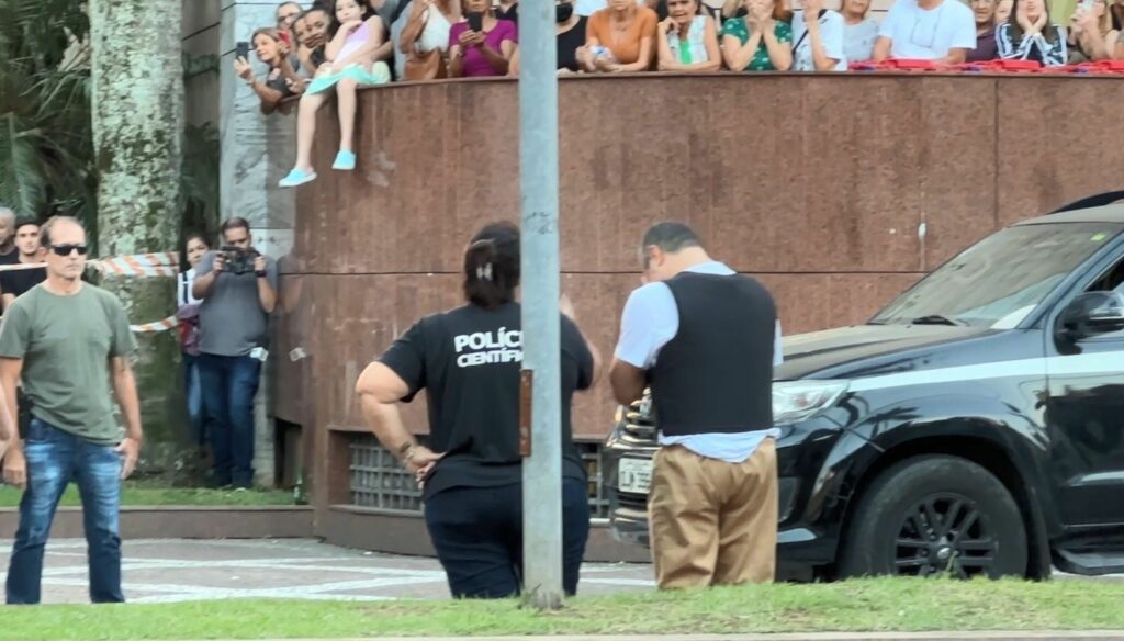 Homem que matou idoso com voadora em Santos chora durante