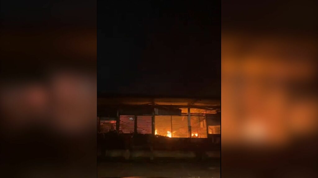 Incêndio de grandes proporções atinge pavilhão do Ceasa em Curitiba