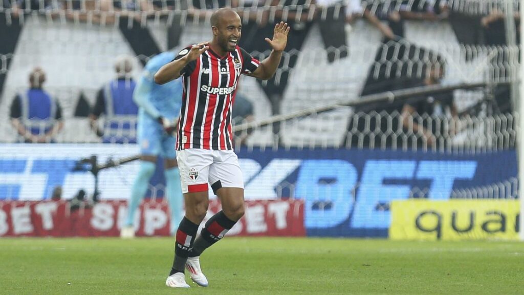 Lucas escala São Paulo de todos os tempos na Libertadores