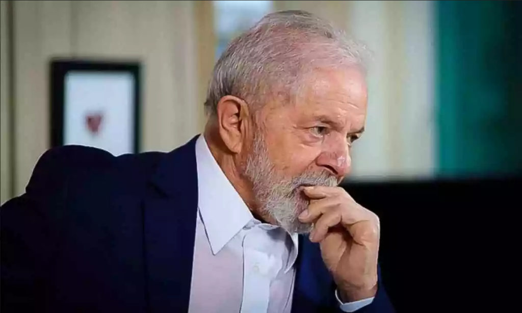 Lula visita Chomski e diz que está tentando reunir presidentes