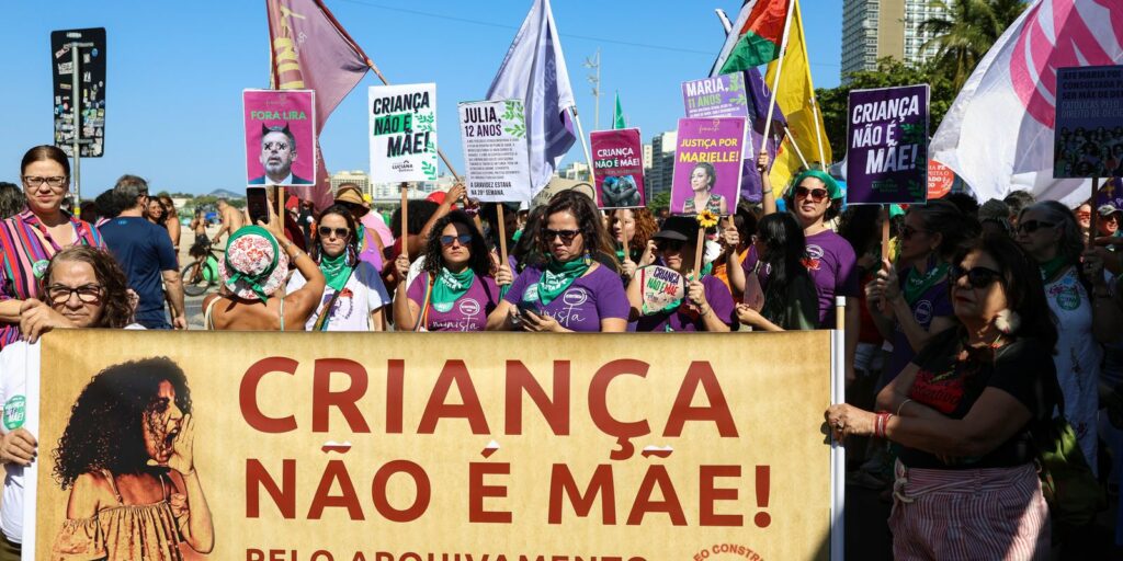 Manifestantes protestam contra PL do Aborto no Rio e em São