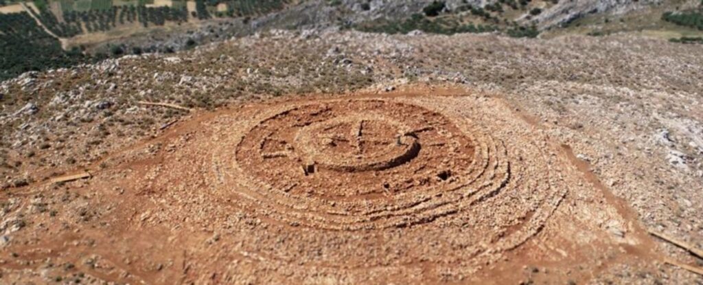 Monumento circular misterioso é encontrado na Grécia e surpreende arqueólogos