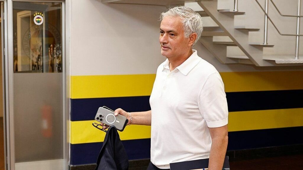 Mourinho diz que trará mais atenção ao Campeonato Turco