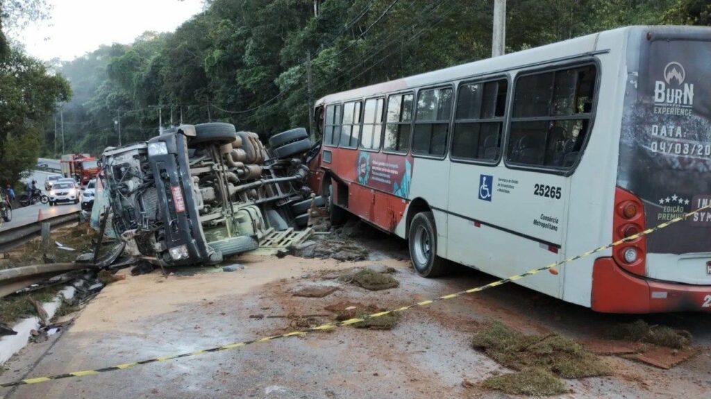 Mulher entra em trabalho de parto em congestionamento causado por