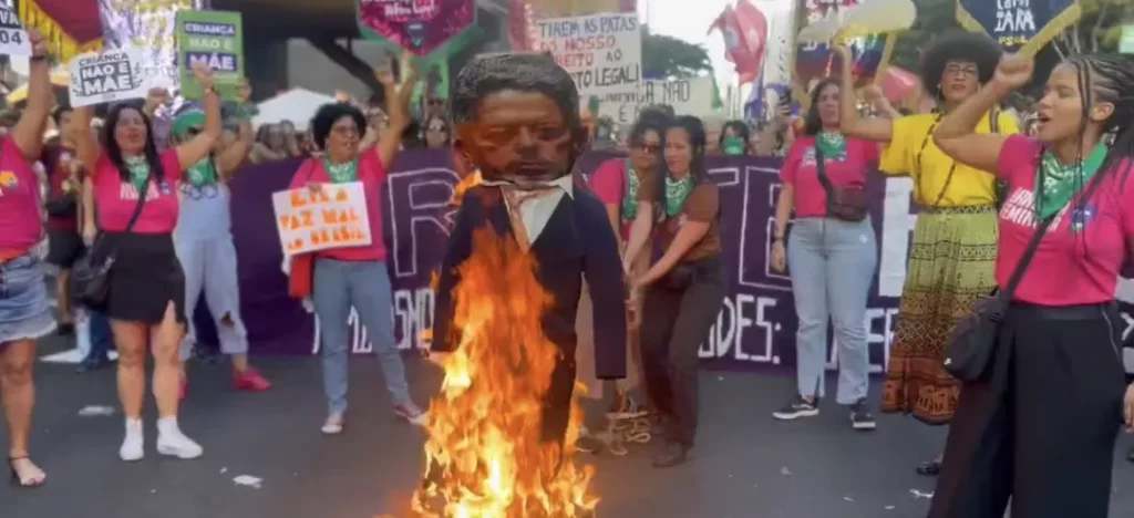 Mulheres queimam boneco de Arthur Lira em protesto contra PL