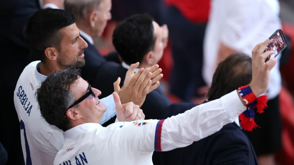 Na torcida: Djokovic acompanha jogo da Sérvia na Eurocopa; veja