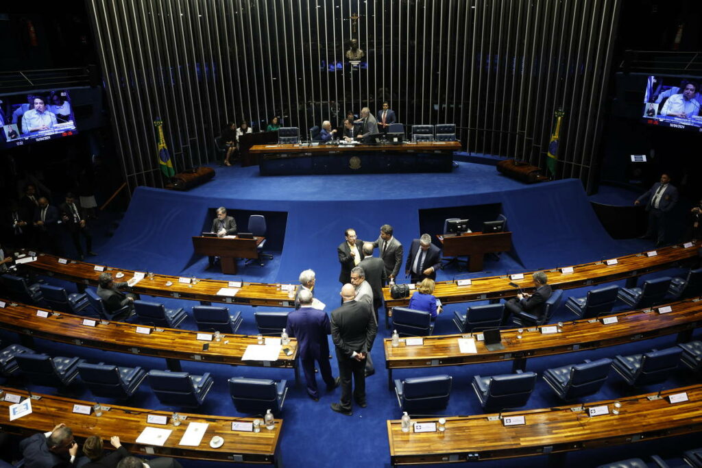 PEC que prevê privatização de praias pode beneficiar senadores que