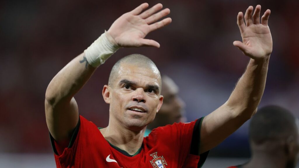 Pepe se torna o jogador mais velho a disputar uma