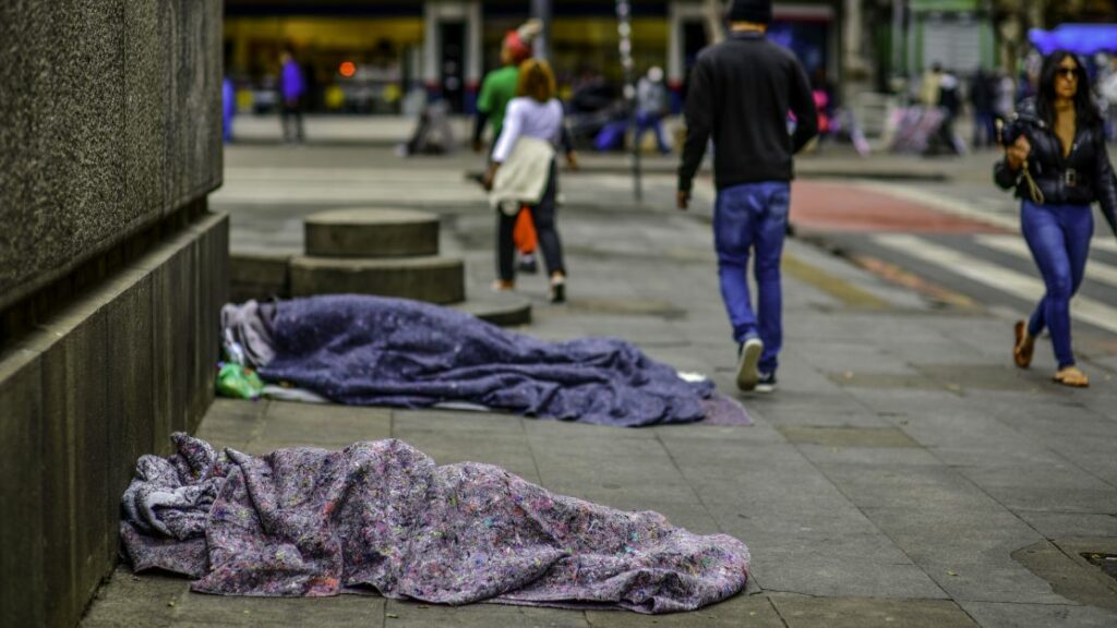 Projeto que multa doações de alimentos a moradores de rua