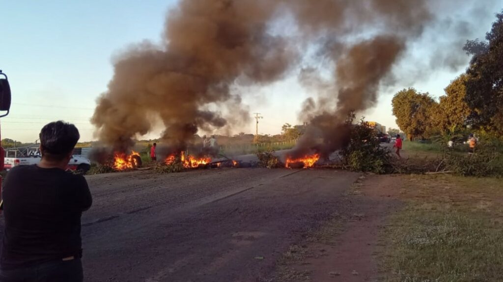 Protesto bloqueia trecho da BR-135, em Miranda do Norte