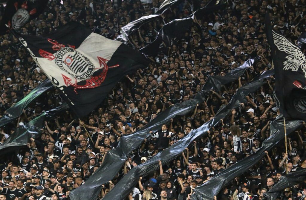 Protestos da torcida marcam empate do Corinthians contra o Cuiabá