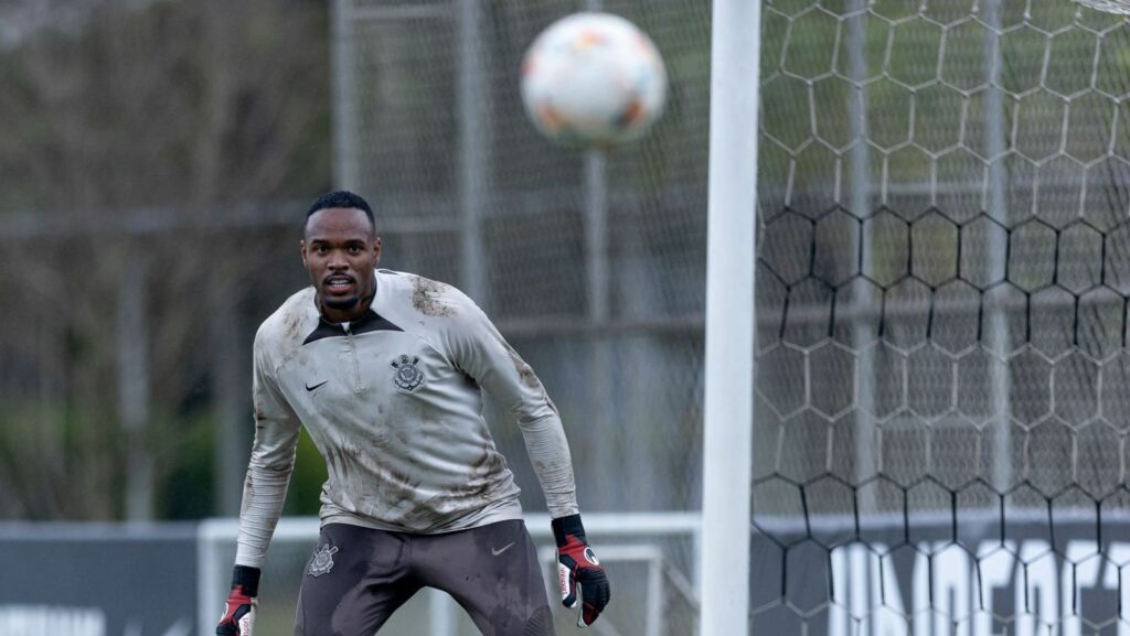 Próximo de sair, Carlos Miguel segue treinando como titular do