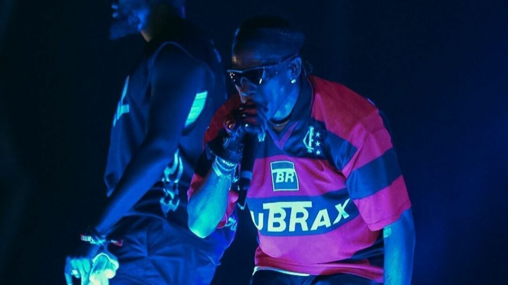 Rapper Travis Scott faz show com camisa do Flamengo; veja