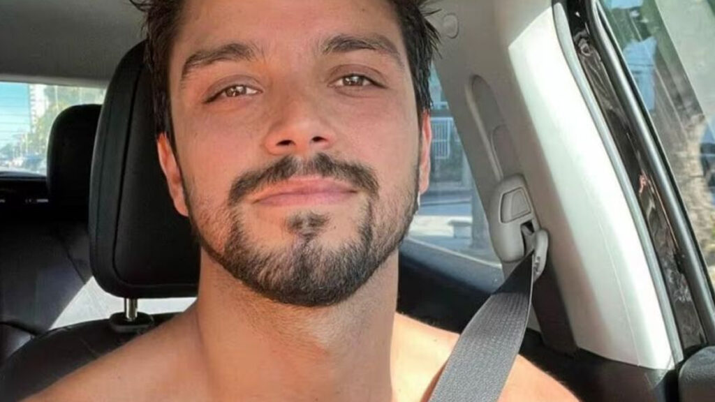 Rodrigo Simas faz revelação envolvendo sexualidade e aceitação da família