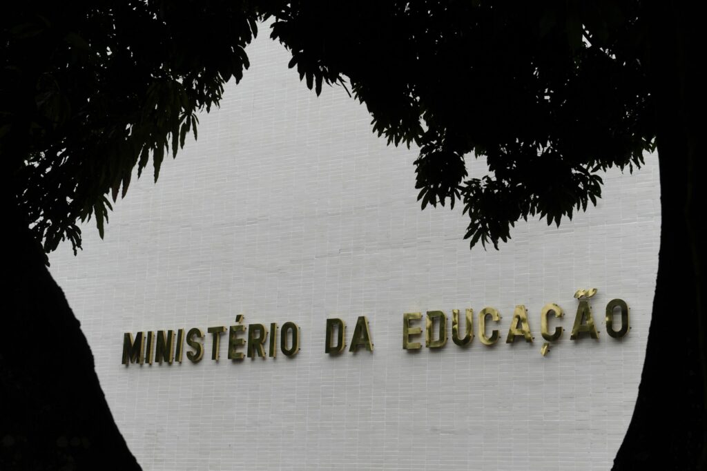 Servidores federais de educação básica e técnicos dos Institutos Federais