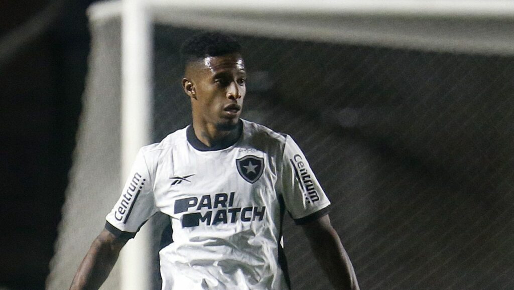 Tchê Tchê, do Botafogo, recebe pontos na perna após entrada