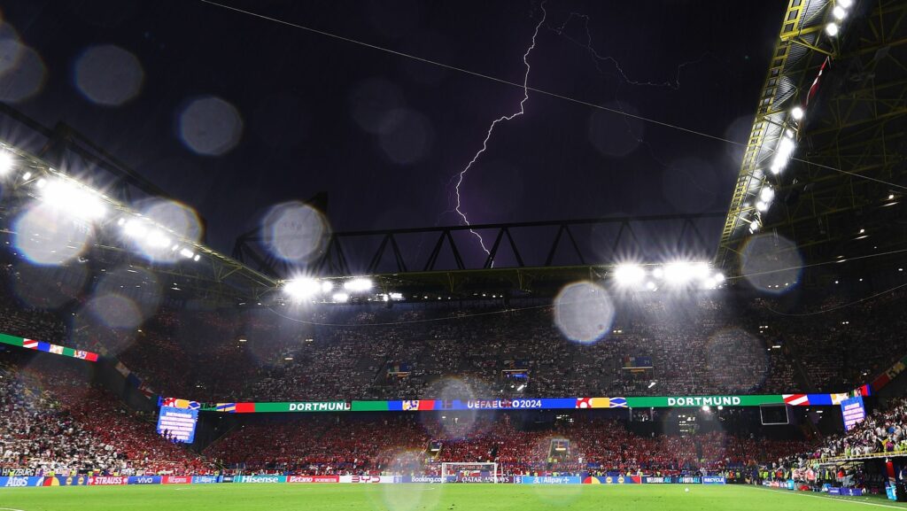 Tempestade paralisa jogo entre Alemanha e Dinamarca na Euro por