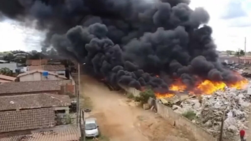 VÍDEO: Incêndio destrói depósito de reciclagem em Balsas