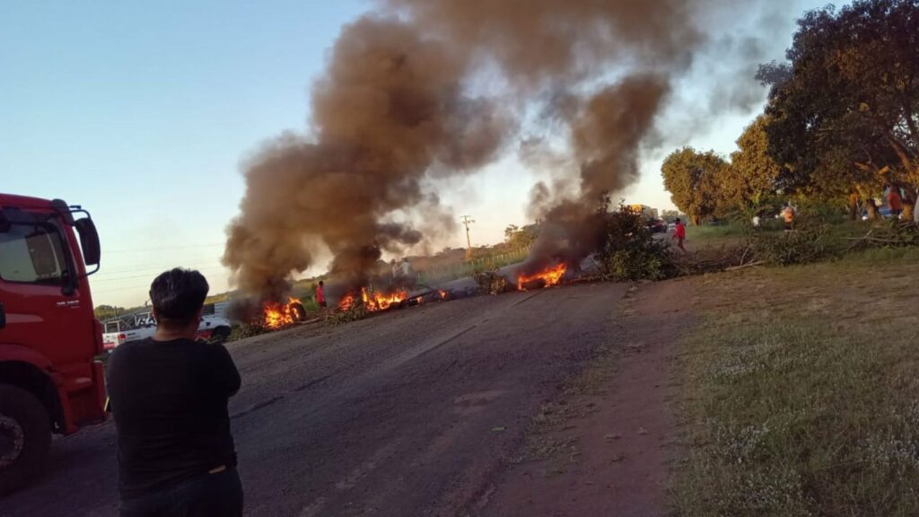 VÍDEO: Manifestantes bloqueiam BR-135 em Miranda do Norte