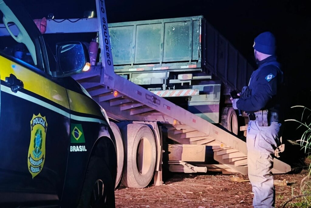 Vídeo: caminhão é flagrado usando lanterna de celular para iluminar