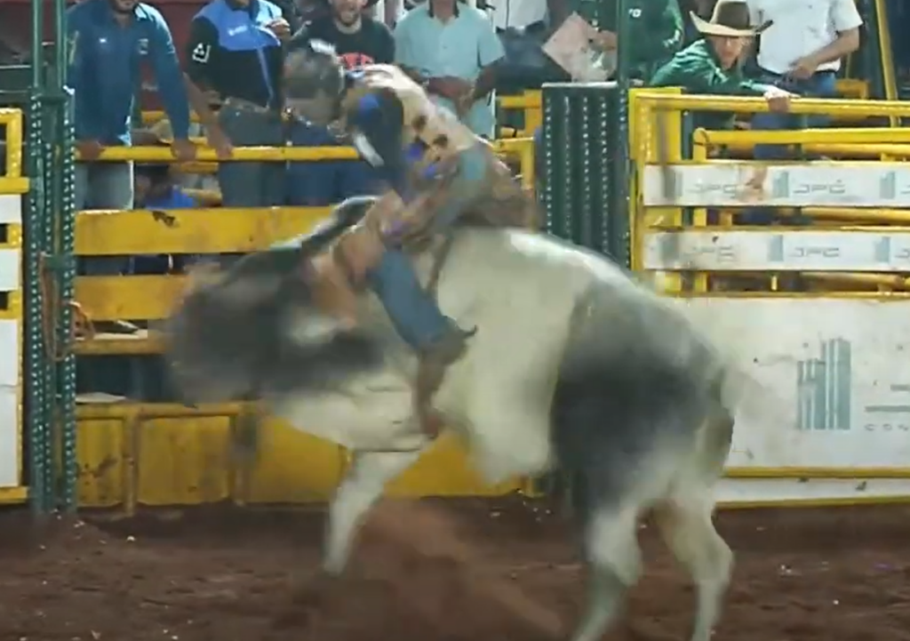 Vídeo: peão é arremessado por touro durante rodeio em Minas