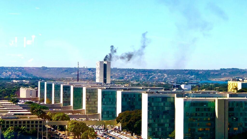 Vídeos: Simulado de incêndio no Congresso chama atenção da população