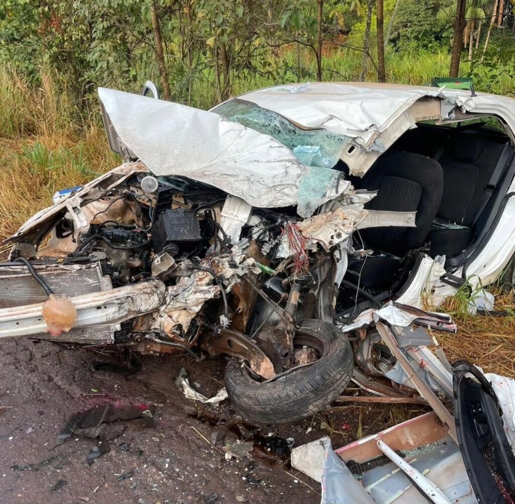 Acidente com ônibus deixa vítimas presas a ferragens na BR-010